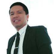 Profesor de matemáticas utilizando un enfoque aplicativo, desde la experiencia laboral, con métodos de juego y de retención basada en amor por las matemáticas